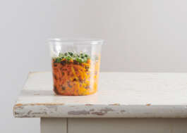 Rüeblisalat im Becher