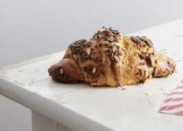 Laugencroissant mit Kernen 