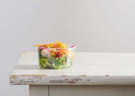 Gemischter Salat im Becher 