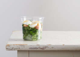Nüsslisalat mit Croutons und Ei 